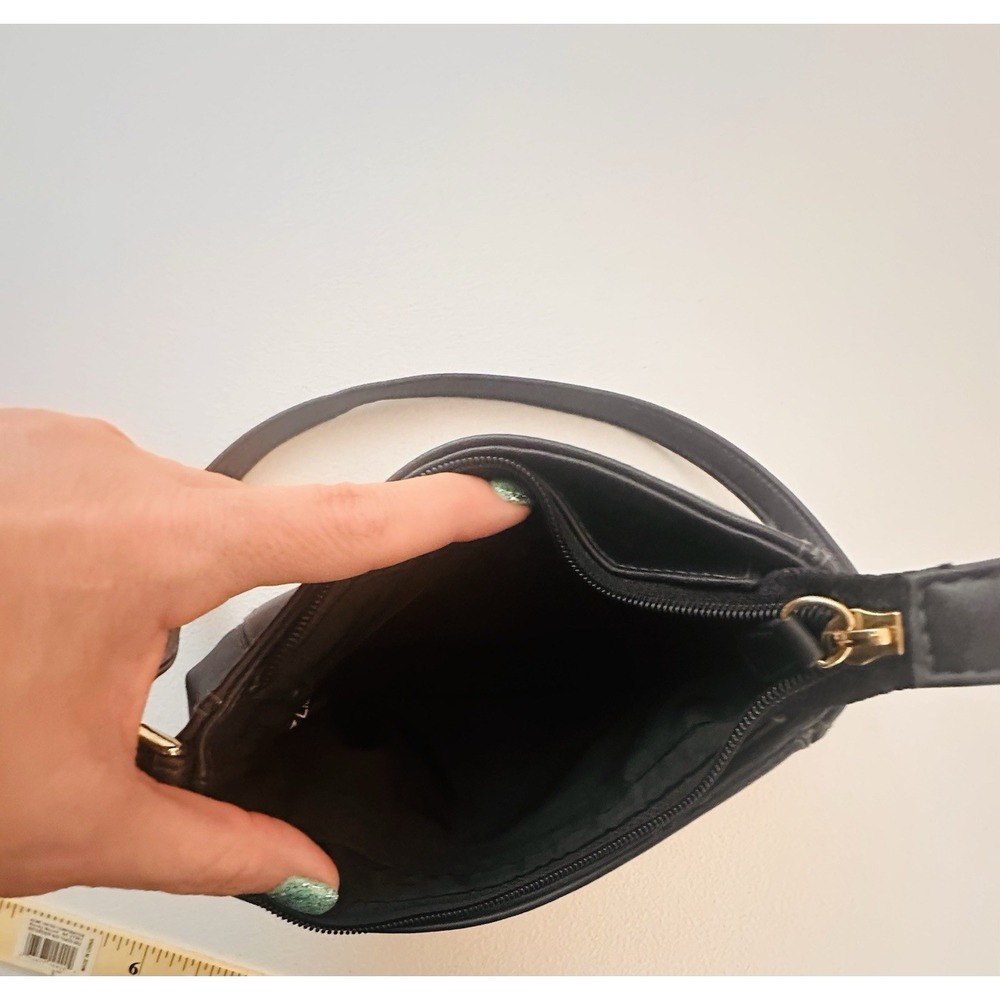 Liz Claiborne Navy Shoulder Bag Zip Closure Gold Hardware Lined Pockets - Picture 6 of 7